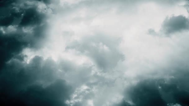 Voando através das nuvens de tempestade. Flashes de Relâmpago . — Vídeo de Stock