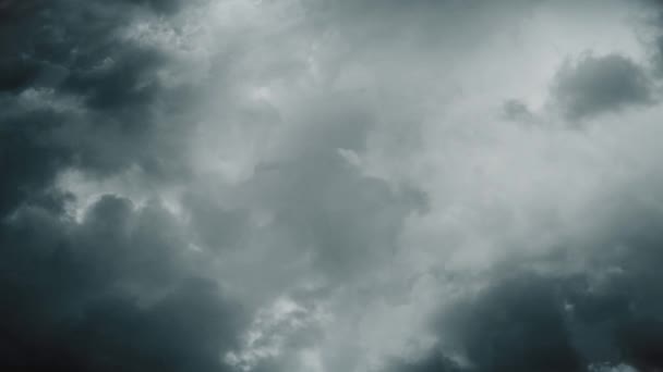 Fliegen durch die Gewitterwolken. Blitzlichtgewitter. — Stockvideo