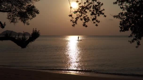 Belle vue sur le coucher de soleil sur la mer . — Video