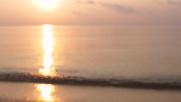 美丽的去焦点镜头。日落时阳光反射在水面上. — 图库视频影像