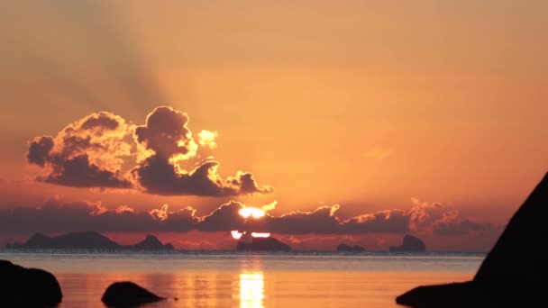 4k vackra solnedgången vid havet. — Stockvideo