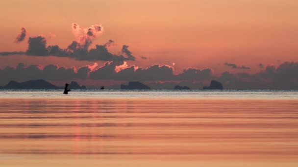 Σιλουέτα ενός μοναχικού ψαρά την ώρα του ηλιοβασιλέματος. — Αρχείο Βίντεο