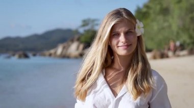 gülümseyen ve kameraya bakıyor güzel kadın.