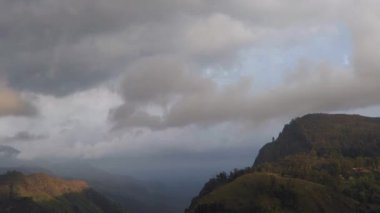 Güzel sinema hava atış. Bulutlar gökyüzünde yavaş yavaş hareket ediyor. 