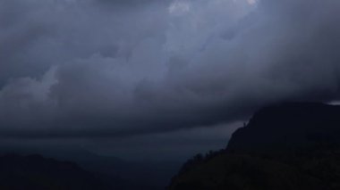 Güzel sinema hava atış. Bulutlar gökyüzünde yavaş yavaş hareket ediyor. 
