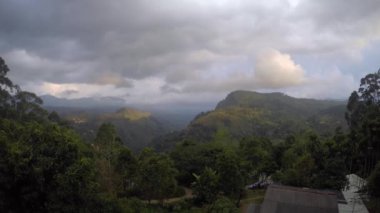 Güzel sinema hava atış. Bulutlar gökyüzünde yavaş yavaş hareket ediyor. 
