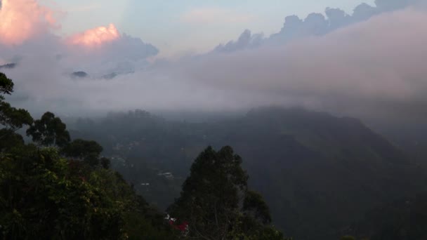 Czas zachodu słońca w górach. Widok na szczyt Little Adams, Sri Lanka. — Wideo stockowe