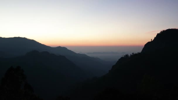 Images 4k en boucle d'un lever de soleil dans les montagnes . — Video