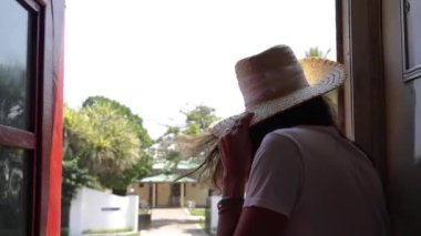 Güzel kadın içinde Straw şapka zevk bu gezi. 