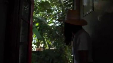 Güzel kadın içinde Straw şapka zevk bu gezi. 