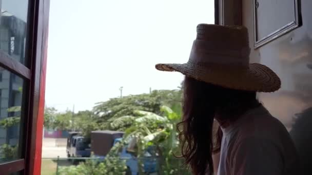 Hermosa mujer en sombrero de paja disfrutando del viaje . — Vídeo de stock