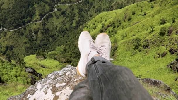 POV skott. Hiker sitter på klippan med utsikt. — Stockvideo