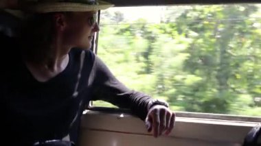 Genç ve neşeli bir adam Sri Lanka'da trenle seyahat ediyor.. 