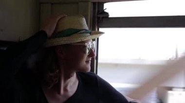 Genç ve neşeli bir adam Sri Lanka'da trenle seyahat ediyor.. 