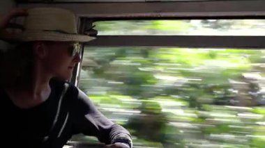 Genç ve neşeli bir adam Sri Lanka'da trenle seyahat ediyor.. 