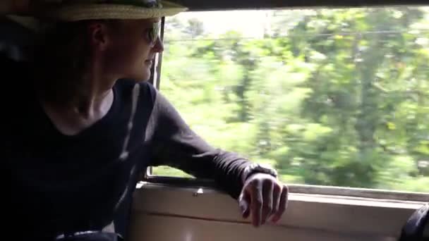 Молодой веселый человек едет на поезде по Шри-Ланке . — стоковое видео