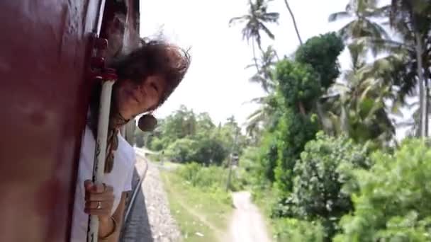 Uma bela jovem está viajando Sri Lanka de trem . — Vídeo de Stock