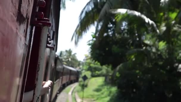 Una bella giovane donna bionda viaggia in treno in Sri Lanka . — Video Stock