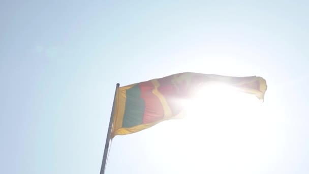 Des images au ralenti. Vue du bas du drapeau du Sri Lanka . — Video