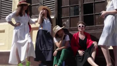 5 kız arkadaşı Küba'da seyahat ediyor.