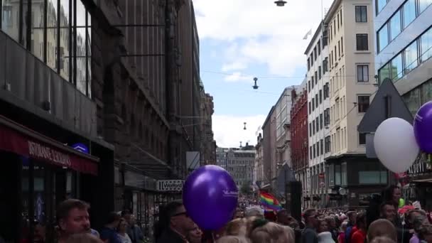 芬兰赫尔辛基 2018年6月30日 在赫尔辛基街头举行的同性恋骄傲游行中 手持彩虹旗的人们在该市游行 — 图库视频影像