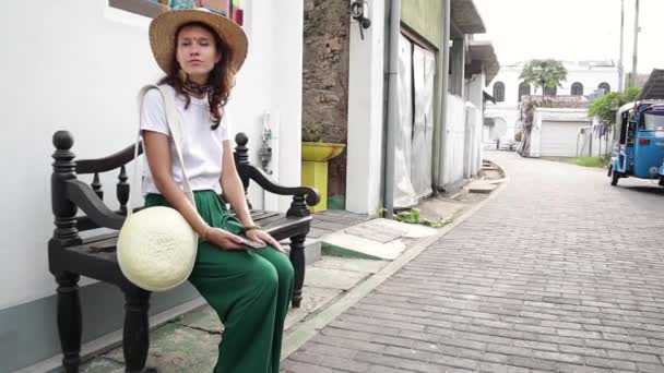 Mooie Stijlvolle Vrouw Een Stro Hoed Met Een Stro Tas — Stockvideo