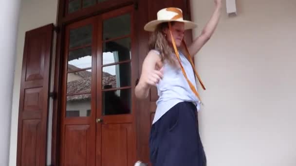 Uma Jovem Mulher Bonita Chapéu Palha Saia Longa Está Dançando — Vídeo de Stock