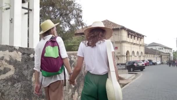 Young Stylish Couple Straw Hats Walking Street Galle Sri Lanka — Stock Video