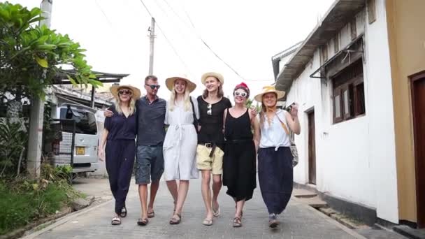 Grupo Amigos Jóvenes Felices Sombreros Paja Gafas Sol Están Caminando — Vídeos de Stock