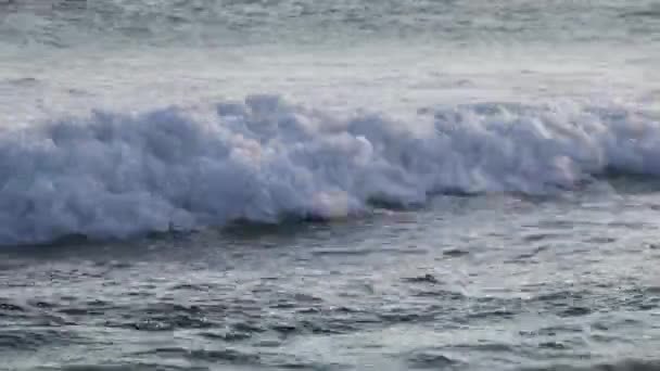 Primer plano de grandes olas del océano salpicando alrededor — Vídeo de stock