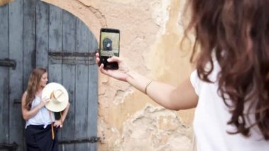 İki genç güzel kız birlikte seyahat ve birbirlerinin fotoğraflarını çekmek