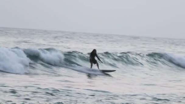 Mladý Vousatý Muž Dlouhými Vlasy Surfuje Při Západu Slunce Oceánu — Stock video