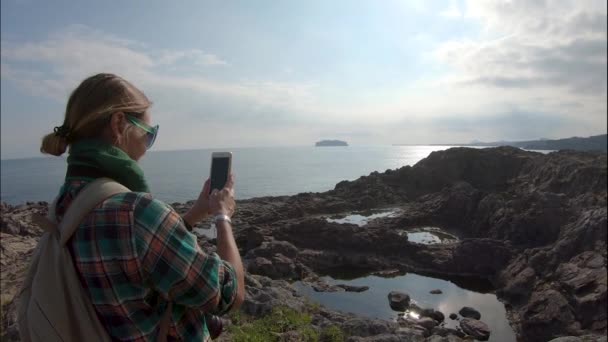 Una Joven Con Una Mochila Está Tomando Fotos Paisaje Con — Vídeos de Stock