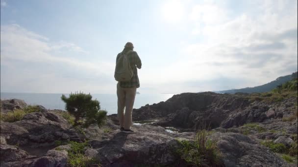 Een Jonge Vrouwelijke Professionele Fotograaf Neemt Foto Van Een Landschap — Stockvideo