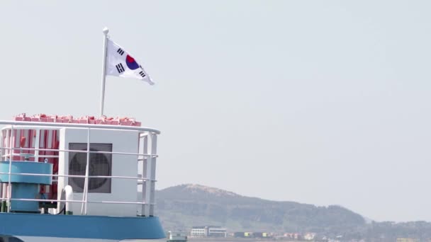 Güney Kore Nin Ulusal Bayrağı Tepelere Bakan Geminin Arkasında Rüzgarda — Stok video