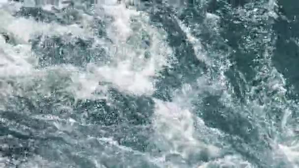 青い海の中で泡立ち 海水と泡を吹き飛ばす背景映像 水面上の浮遊船の痕跡とプルーム ストック動画 C Somstock