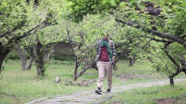 Vacker Kaukasisk Kvinna Med Ryggsäck Går Spring Park Och Njuter — Stockvideo