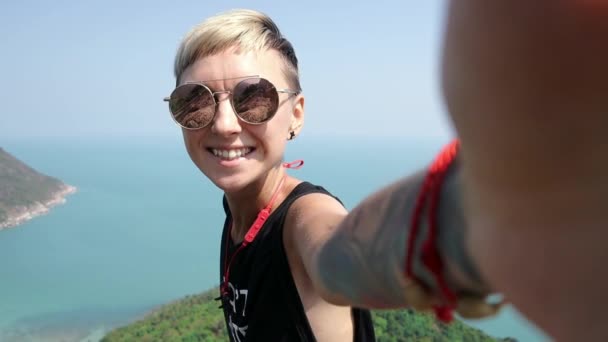 Young Hipster Woman Short Hair Standing Edge Cliff Beautiful Sea — Stock Video