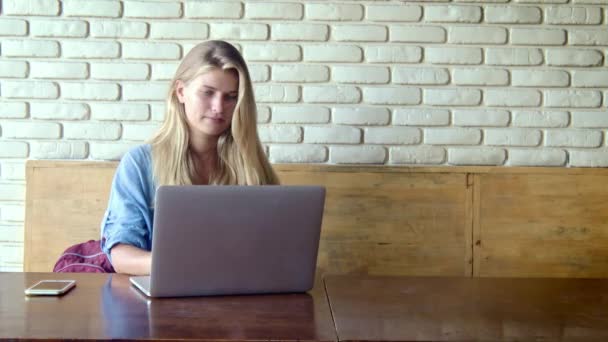 Jovem Mulher Loira Bonita Está Sentada Café Usando Seu Laptop — Vídeo de Stock