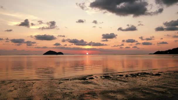 Filmisk Tids Fördröjning Solnedgången Vid Havet Den Rosa Solen Gömmer — Stockvideo