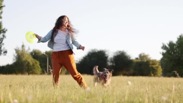 Uzun Kıvırcık Saçlı Mutlu Genç Beyaz Kadın Parkta Köpeği Ile — Stok video