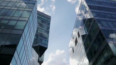 Cam Yansımalı Modern İş Ofisi Binaları. Büyük bir ofis binasının camına yansıyan bulutlar.