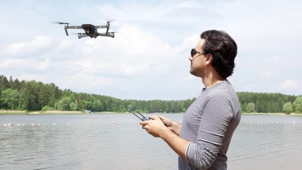 Jovem Homem Bonito Óculos Sol Assistindo Navegando Drone Voador Com — Vídeo de Stock