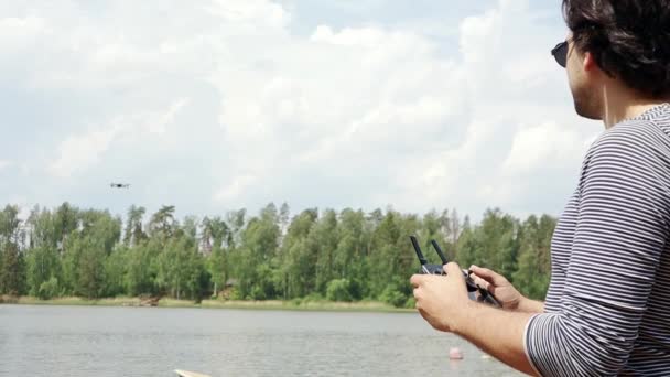 Jovem Homem Bonito Óculos Sol Assistindo Navegando Drone Voador Com — Vídeo de Stock