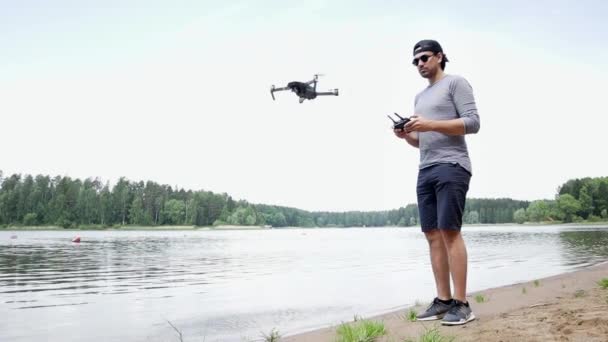 Ung Stilig Man Solglasögon Tittar Och Navigerar Flygande Drönare Med — Stockvideo