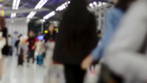 Gedeconcentreerde beelden van een menigte mensen die op de luchthaven lopen — Stockvideo