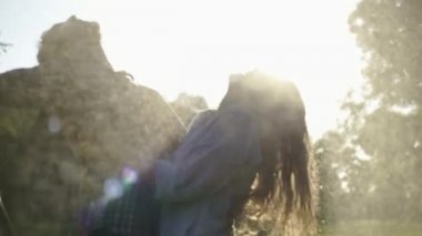 Genç neşeli çift bahçe hortumlama ve su spreyleri altında oynuyor