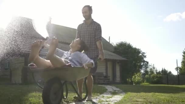 欢快的夫妇有乐趣和骑乡村手推车 — 图库视频影像