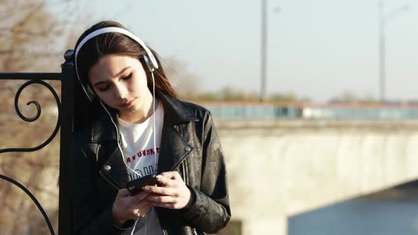 Asyalı karışık ırk esmer genç kız onu kulaklık ile müzik dinlerken — Stok video