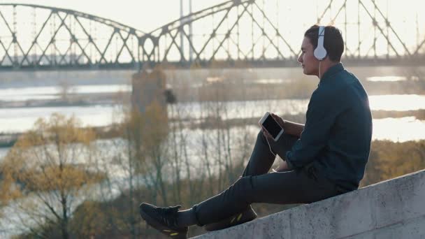 Asiatique métis brunette adolescent garçon écoute de la musique avec son casque — Video